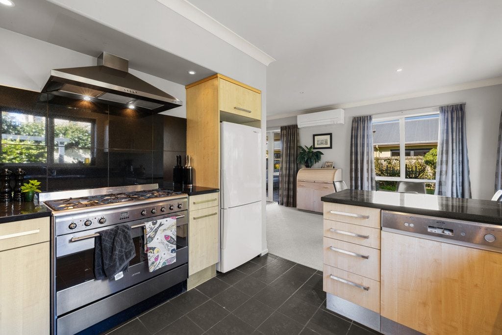 54 Willowview Drive, Redwood, Christchurch - Carousel 2