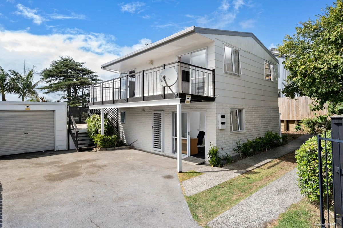 32 Waddell Avenue, Point England, Auckland - Carousel 1