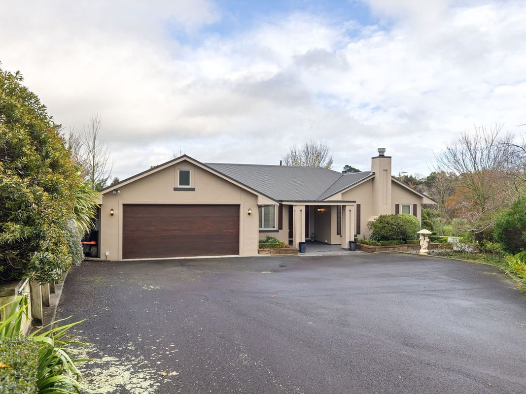 37 La Lena Grove, Fitzherbert, Palmerston North - Carousel 1