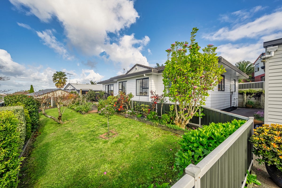44 Sandgate Avenue, Botany Downs, Auckland - Carousel 2