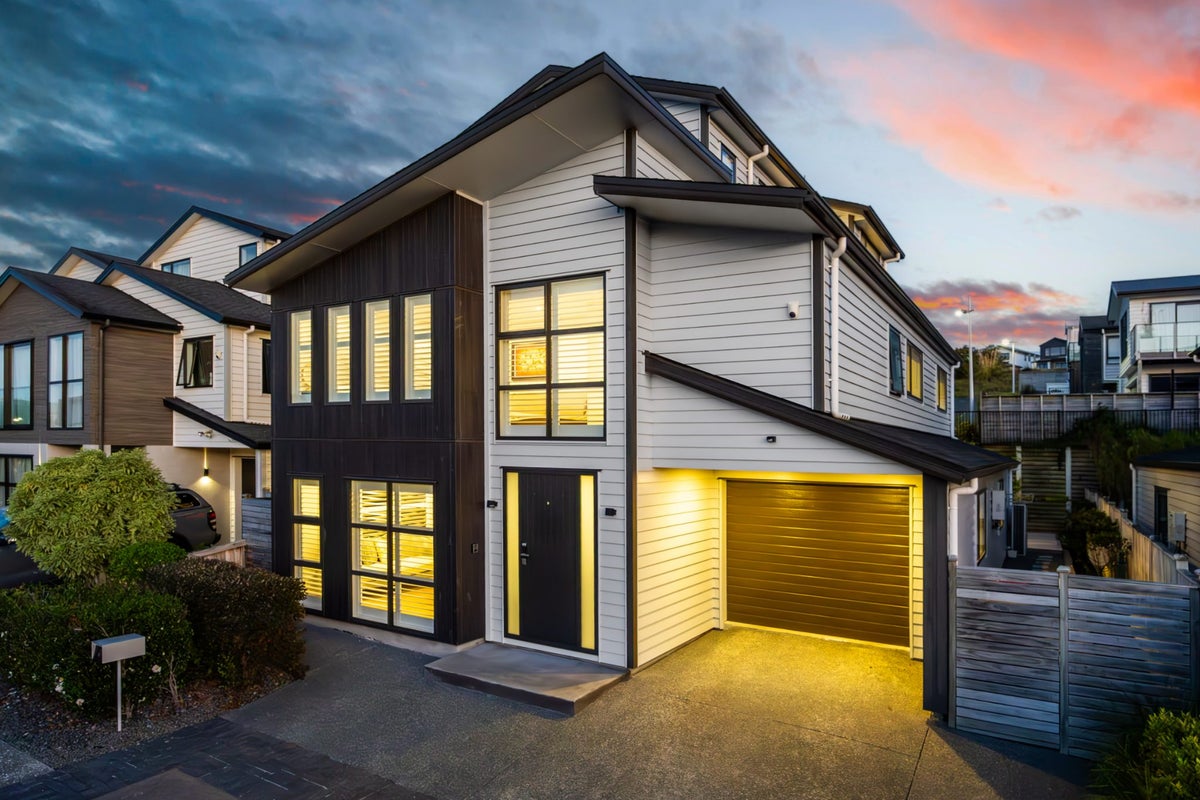 6 Turutu Place, Long Bay, Auckland - Carousel 1