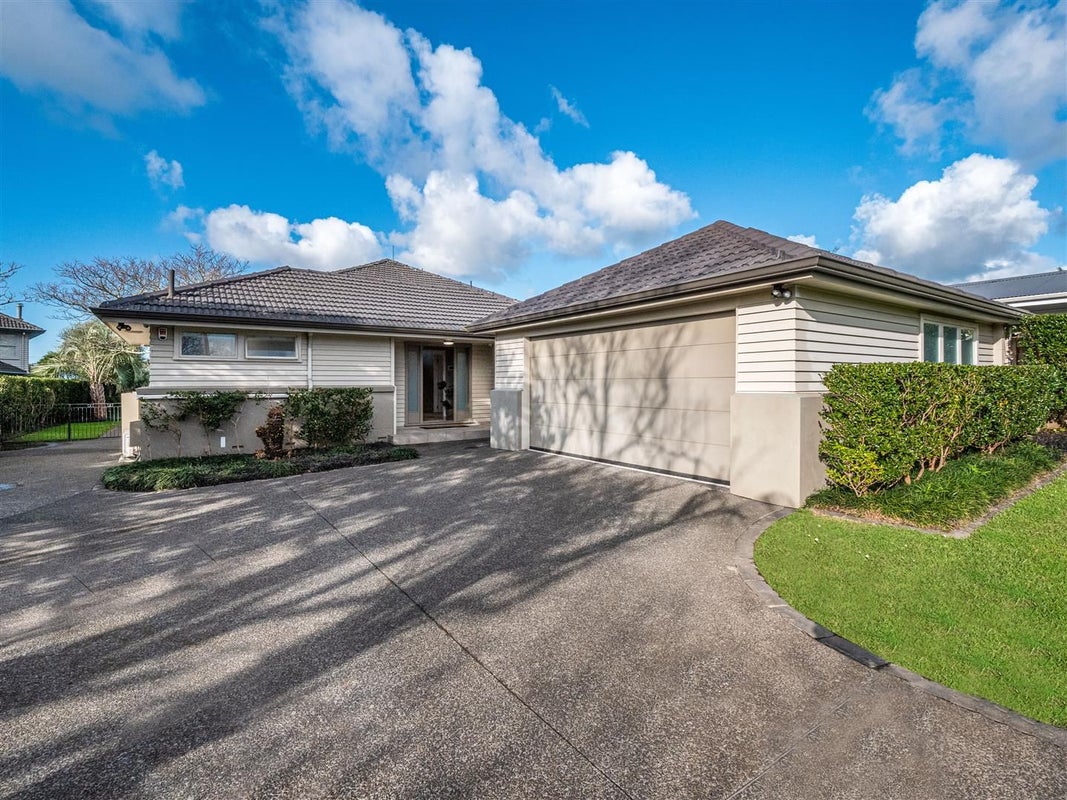 136 Clovelly Road, Bucklands Beach, Auckland - Carousel 1