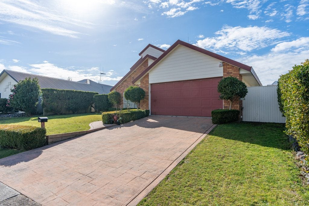 10 Montrose Crescent, Huntington, Hamilton - Carousel 2