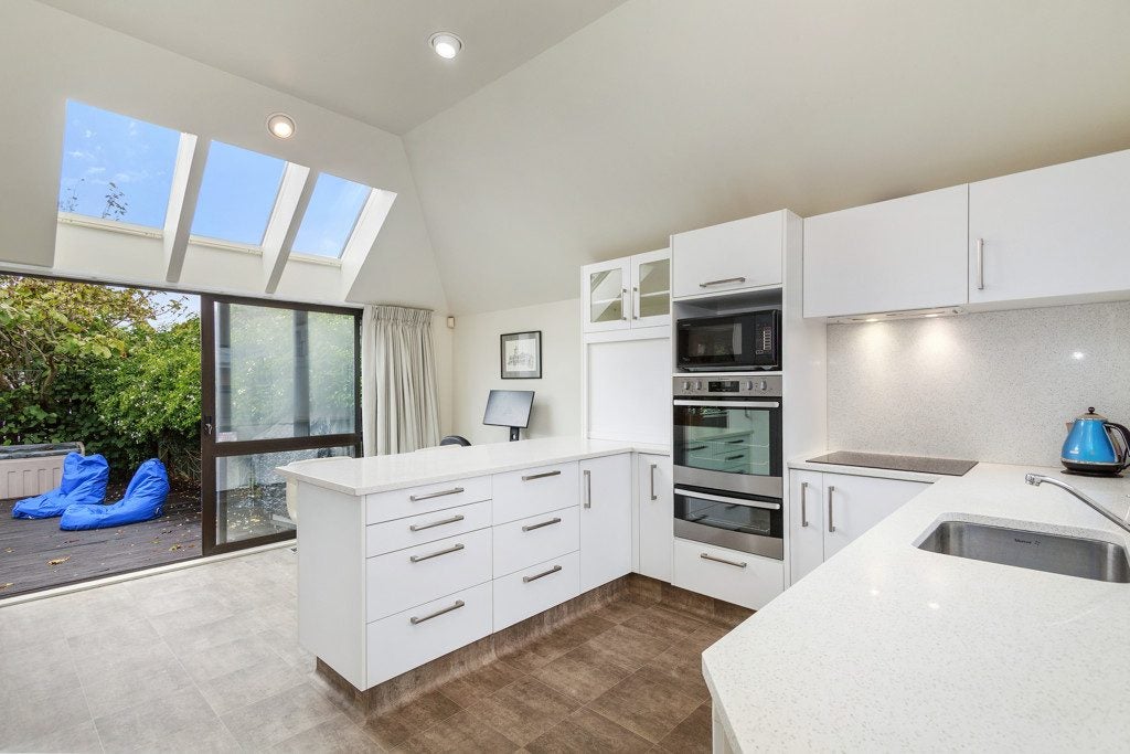 1 Colin Grove, Hutt Central, Lower Hutt - Carousel 2