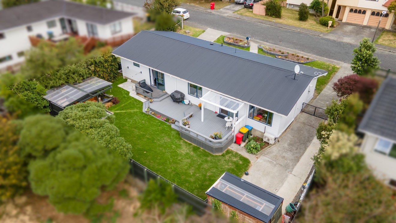 4 Langwell Place, Papakowhai, Porirua - Carousel 1