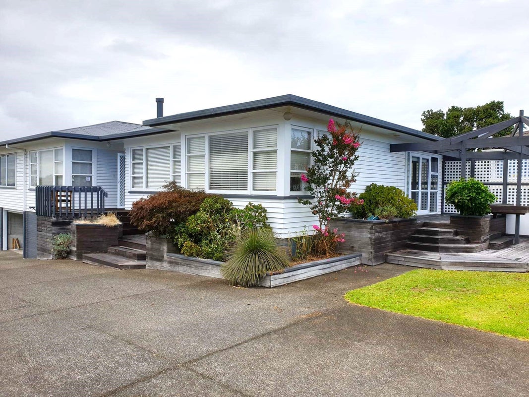 1/213 Te Atatu Road, Te Atatū South, Auckland - Carousel 1