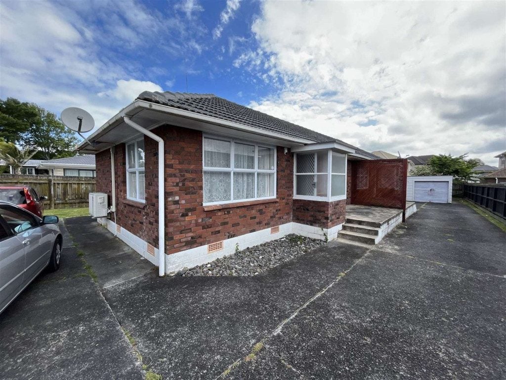 1/116 Te Atatu Road, Te Atatu South, Auckland - Carousel 1