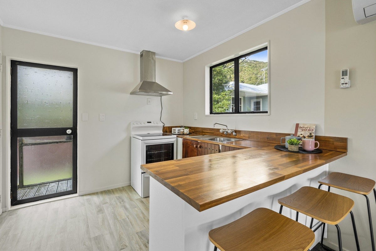 1/1 SUNNY GR, Wainuiomata, Lower Hutt - Carousel 2