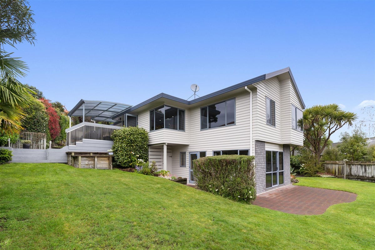 24 Capricorn Place, Kawaha Point, Rotorua - Carousel 1