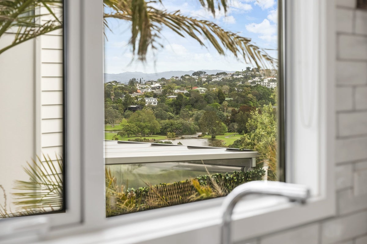 2/104 Sylvan Avenue, Northcote, Auckland - Carousel 2