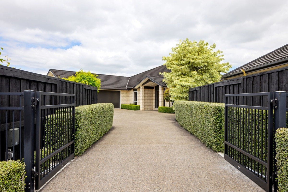25 Bramber Street, Flagstaff, Hamilton - Carousel 1
