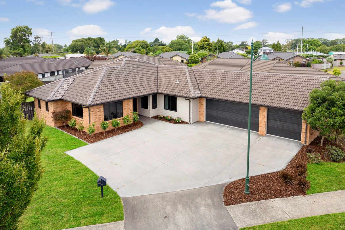 35 Tallentire Crescent, Huntington, Hamilton - Carousel 21