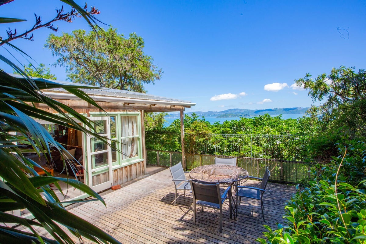 17 Mahina Road, Mahina Bay, Lower Hutt - Carousel 1