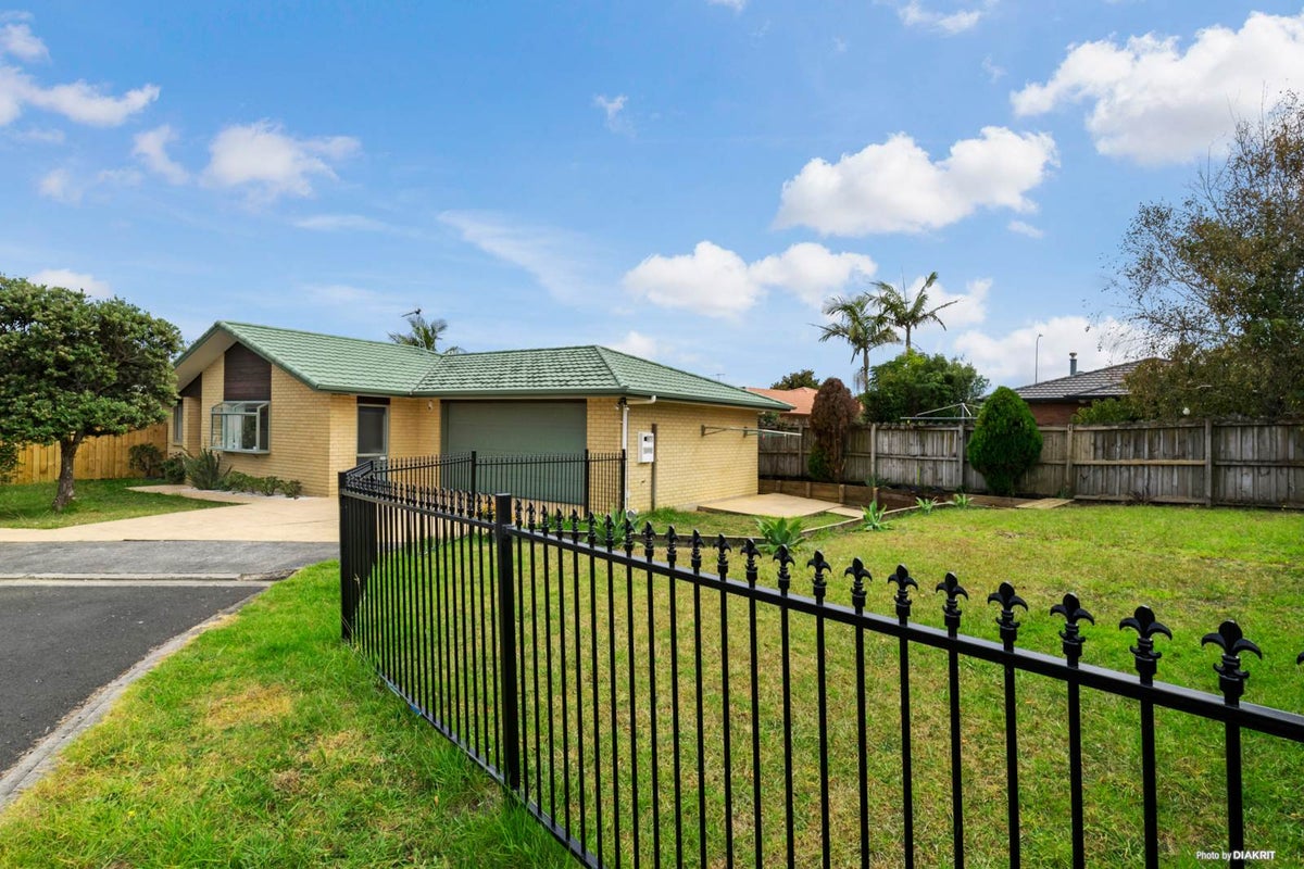 12 Courtvale Place, Flat Bush, Auckland - Carousel 1