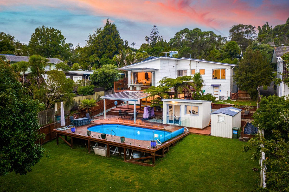 27 Autumn Avenue, Glen Eden, Auckland - Carousel 1