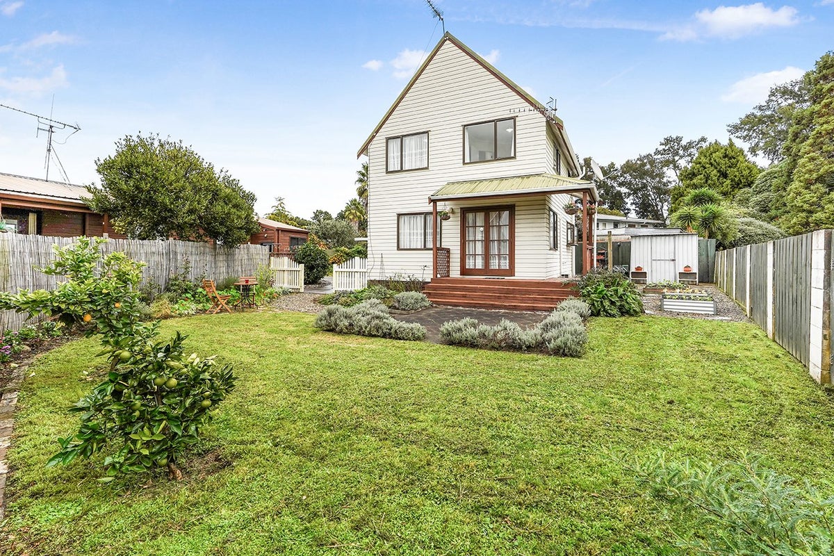 16 Kiwi Avenue, Forest Lake, Hamilton - Carousel 1