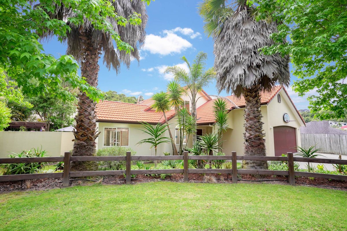 17 Helen Ryburn Place, Torbay, Auckland - Carousel 1