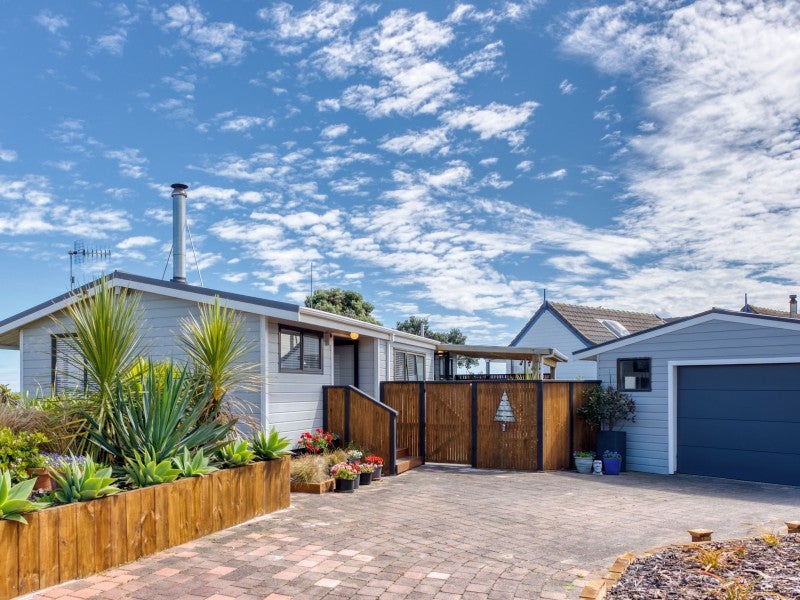 15 Waiheke Street, Waikanae Beach, Waikanae - Carousel 1