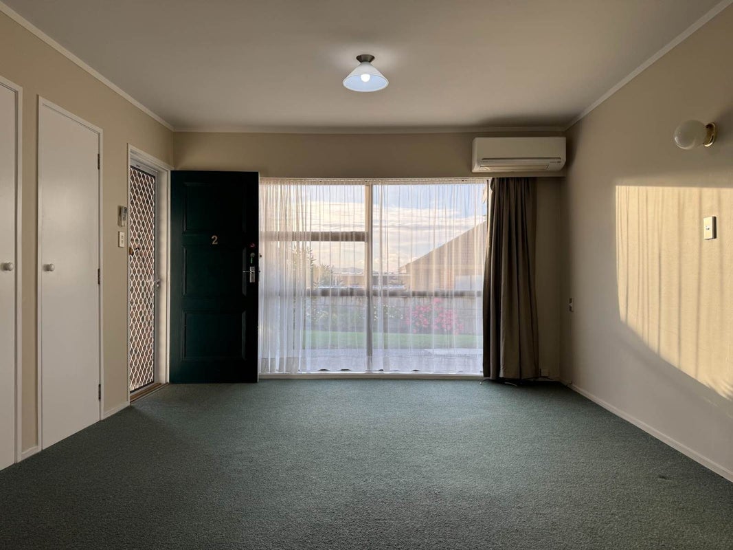 2/14 New Windsor Road, Avondale, Auckland - Carousel 1