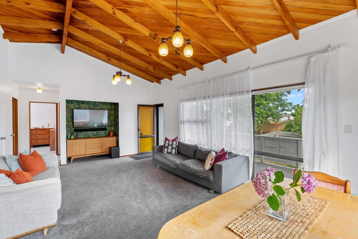 17 Te Moau Avenue, Parakai, Helensville - Carousel 1