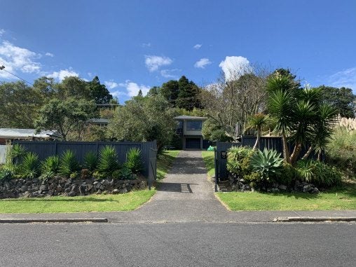 5 Warwick Avenue, Titirangi, Auckland - Carousel 2