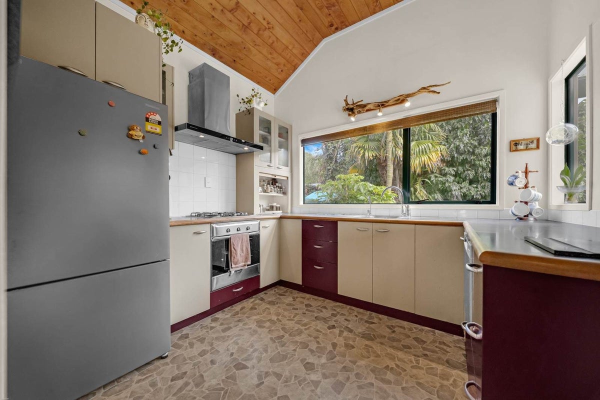 1/11 De Val Drive, Titirangi, Auckland - Carousel 2