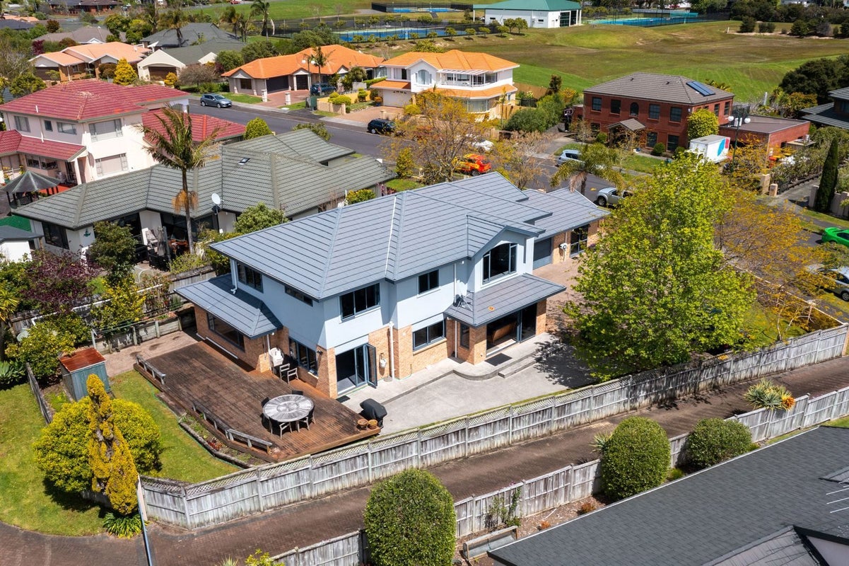 11 Rosetti Rise, West Harbour, Auckland - Carousel 2