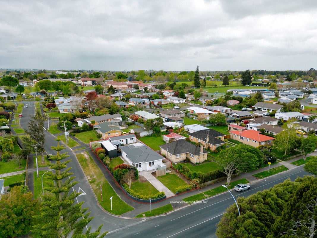 201 Clarkin Road, Fairfield, Hamilton - Carousel 2