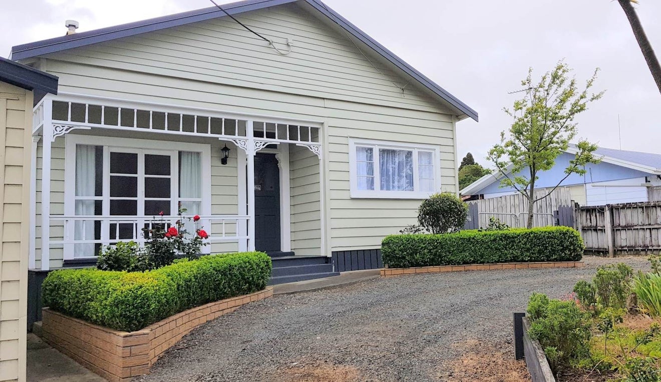 8 Colombo Road, Waiuku, Waiuku - Carousel 1