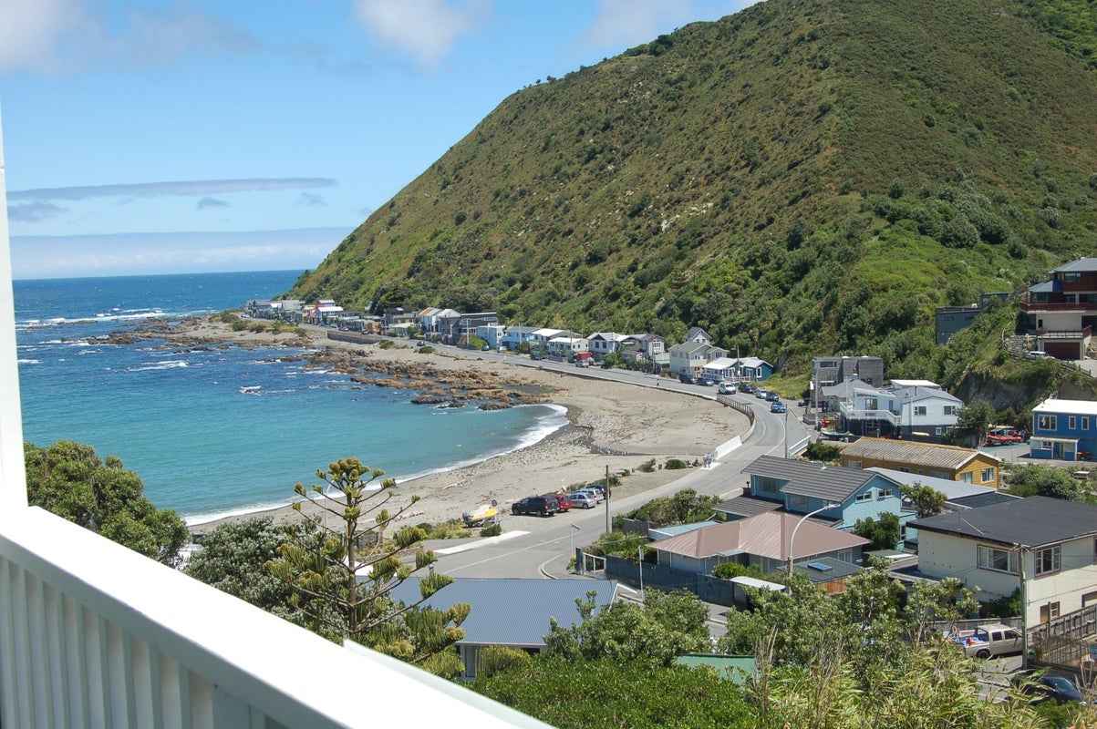 3/6 Robertson Street, Owhiro Bay, Wellington - Carousel 1