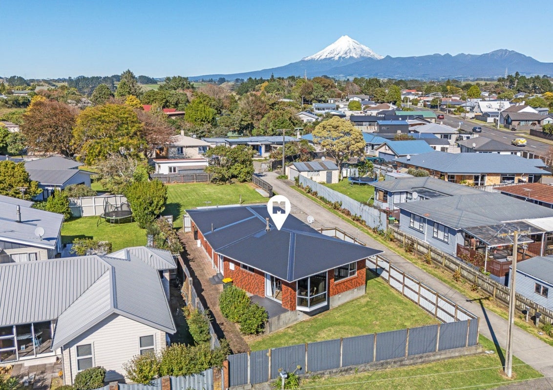 12 Saxton Road, Upper Vogeltown, New Plymouth - Carousel 1