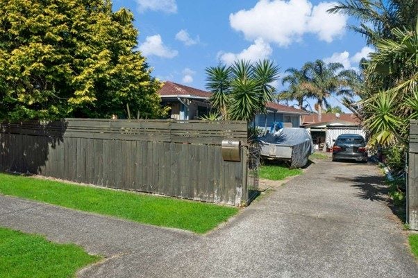 26 Gibbons Road, Weymouth, Auckland - Carousel 1
