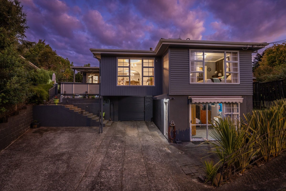 13 Moore Street, Forest Lake, Hamilton - Carousel 2