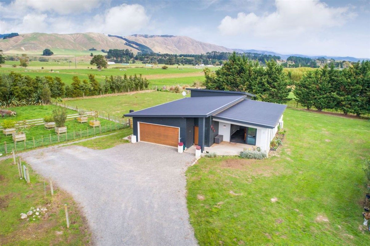 32 Tokomaru Road, Tokomaru, Palmerston North - Carousel 2