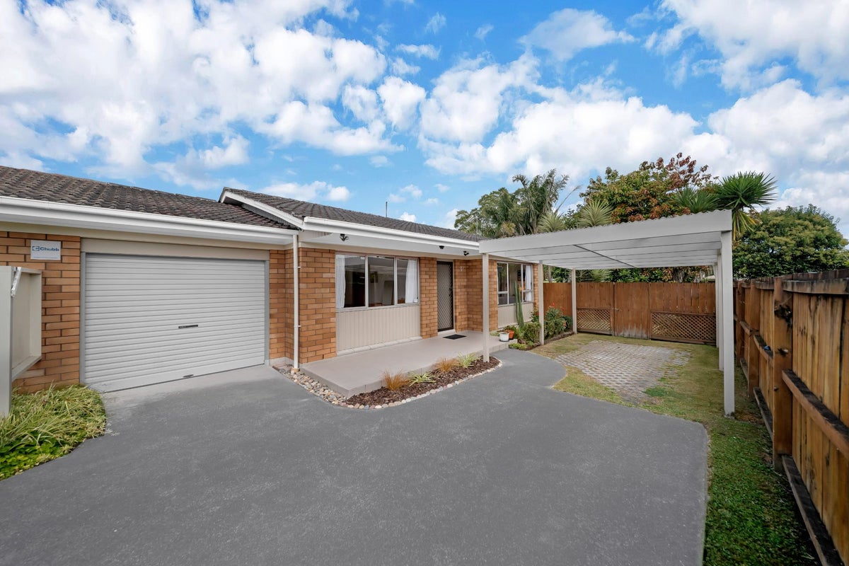 2/3 Papatahi Place, Henderson, Auckland - Carousel 1