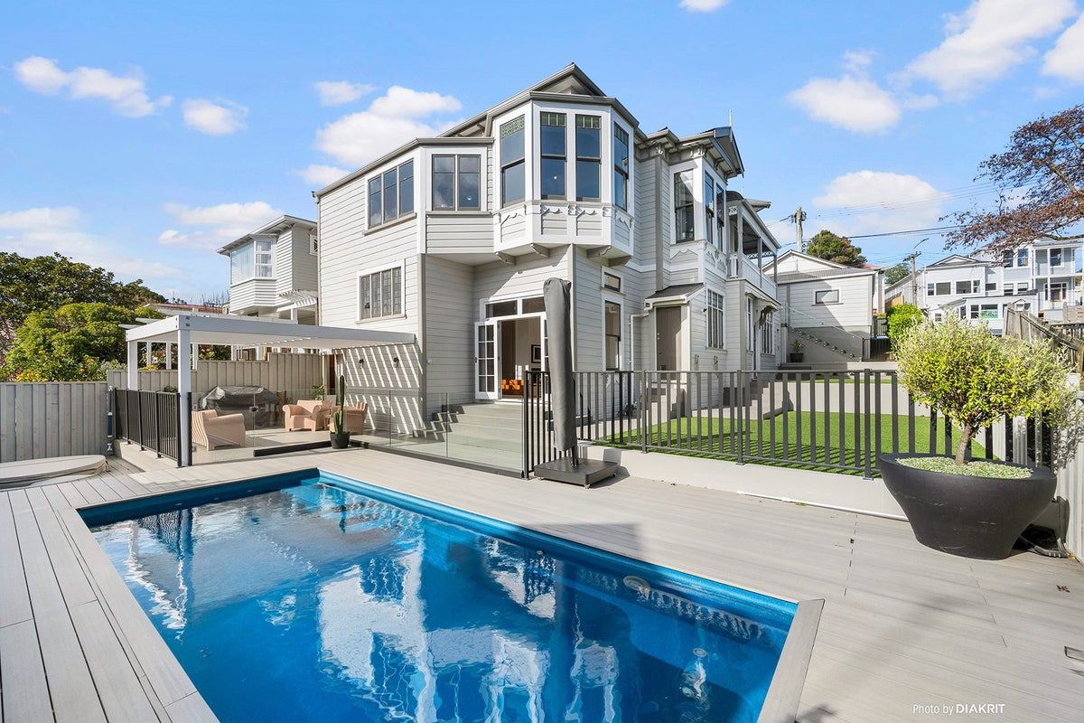 110 Waipapa Road, Hataitai, Wellington - Carousel 1