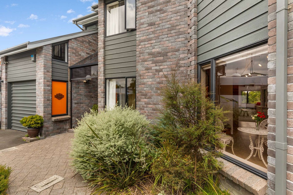 125 MacFarlane Street, Hamilton East, Hamilton - Carousel 1