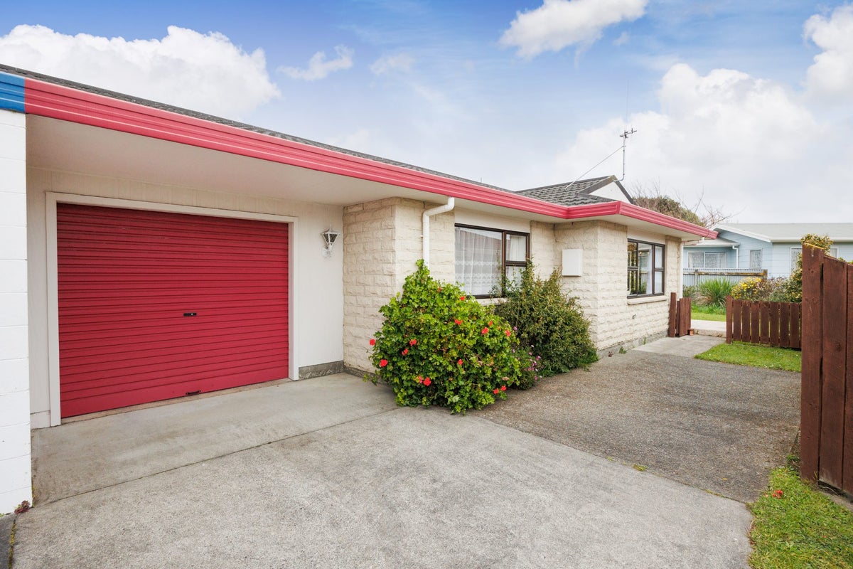 55A Chatsworth Place, Highbury, Palmerston North - Carousel 1