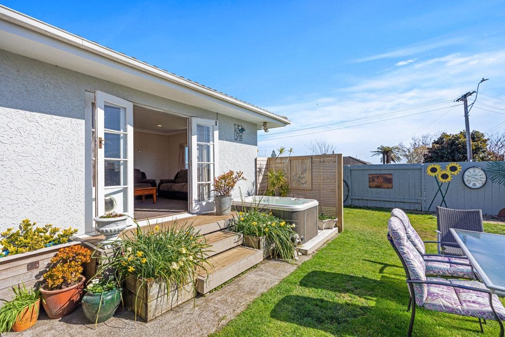 2 Hillstone Avenue, Gate Pa, Tauranga - Carousel 1