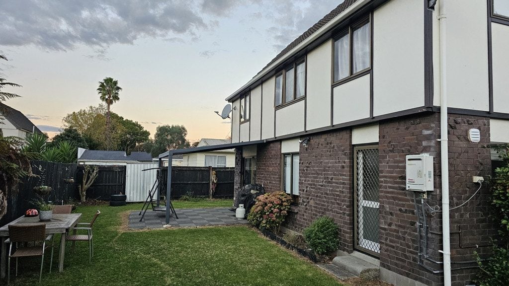 2/19 Challen Close, Conifer Grove, Takanini - Carousel 1