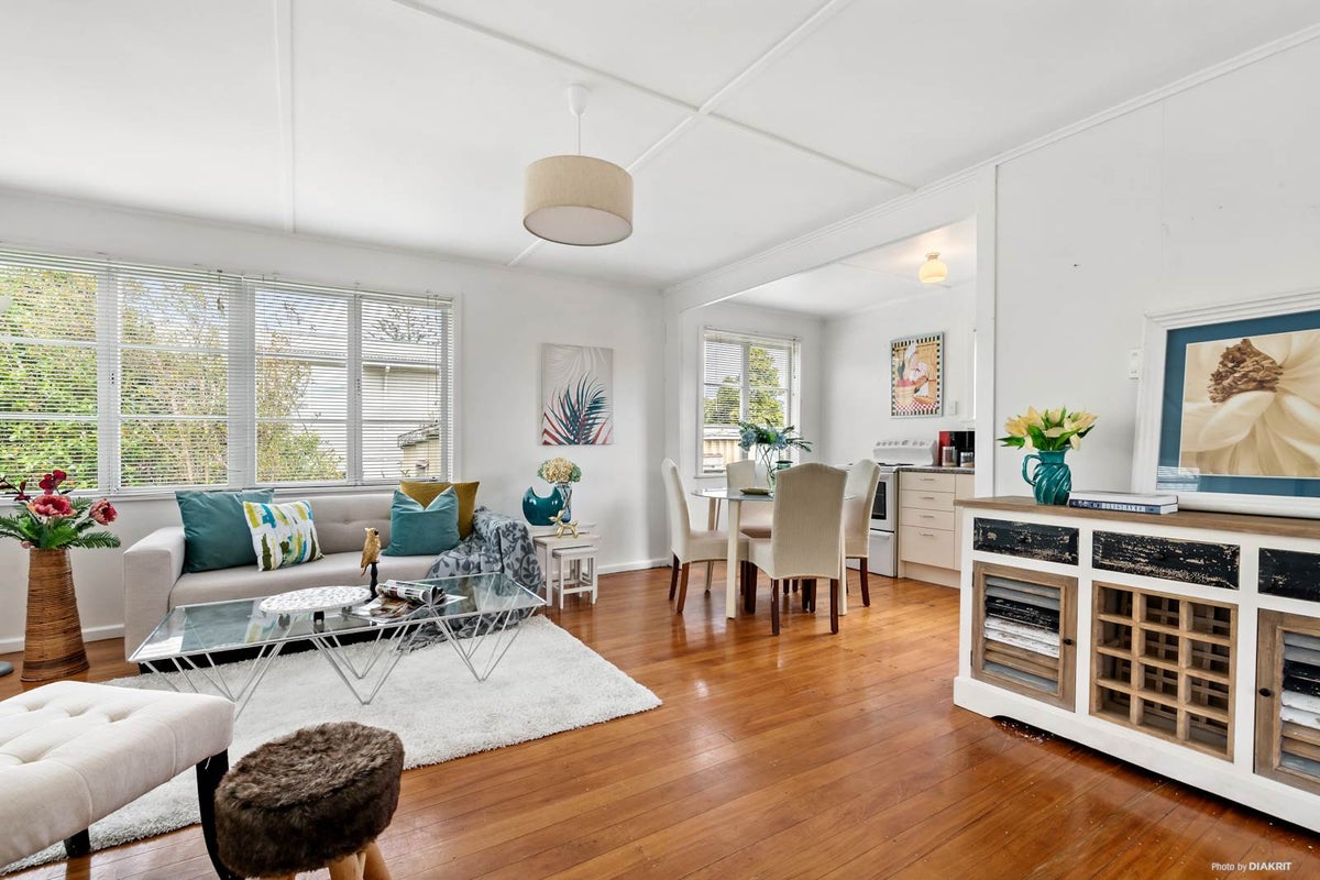 14 Moffat Road, Red Beach, Red Beach - Carousel 2