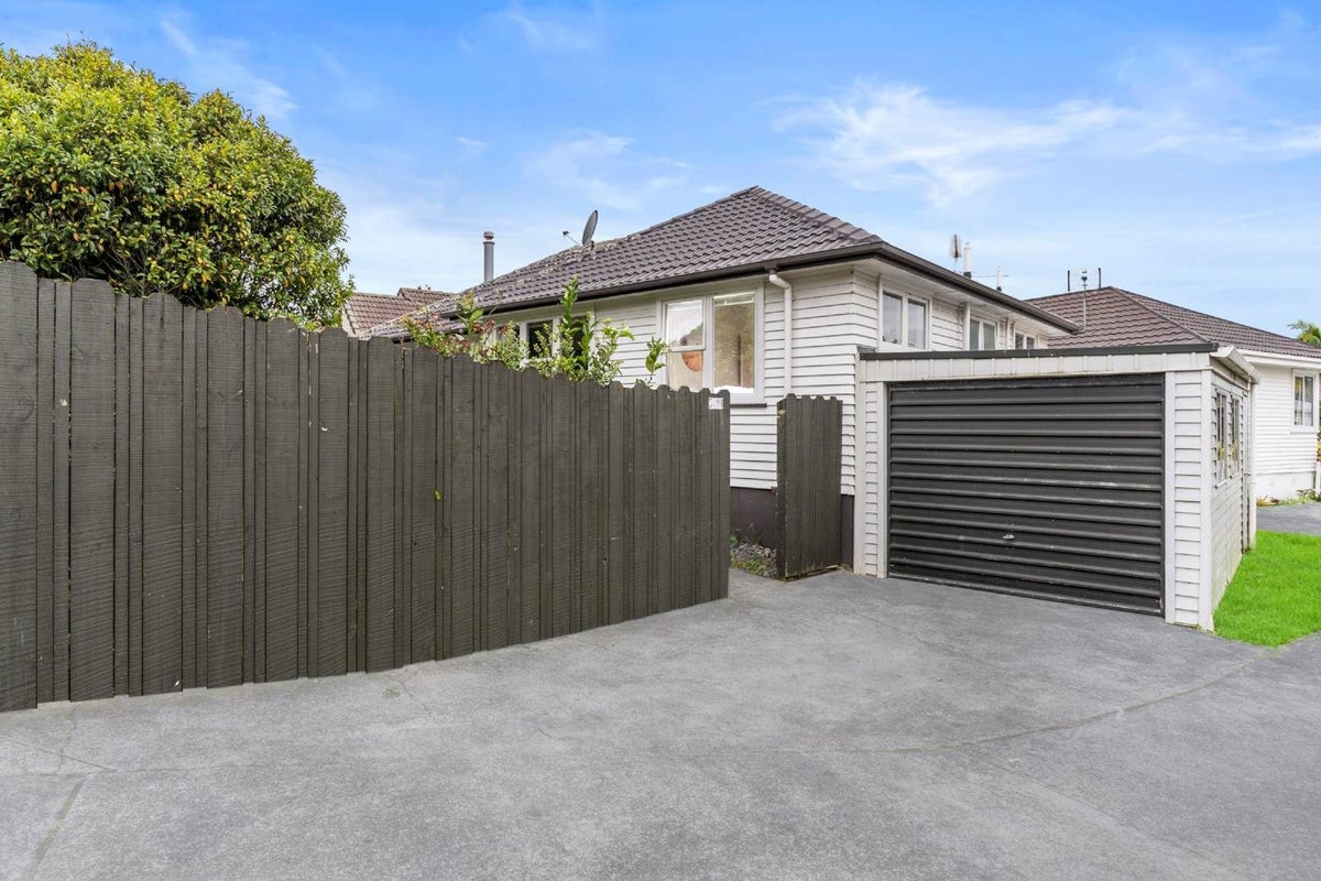 1/66 Wellington Street, Howick, Auckland - Carousel 2