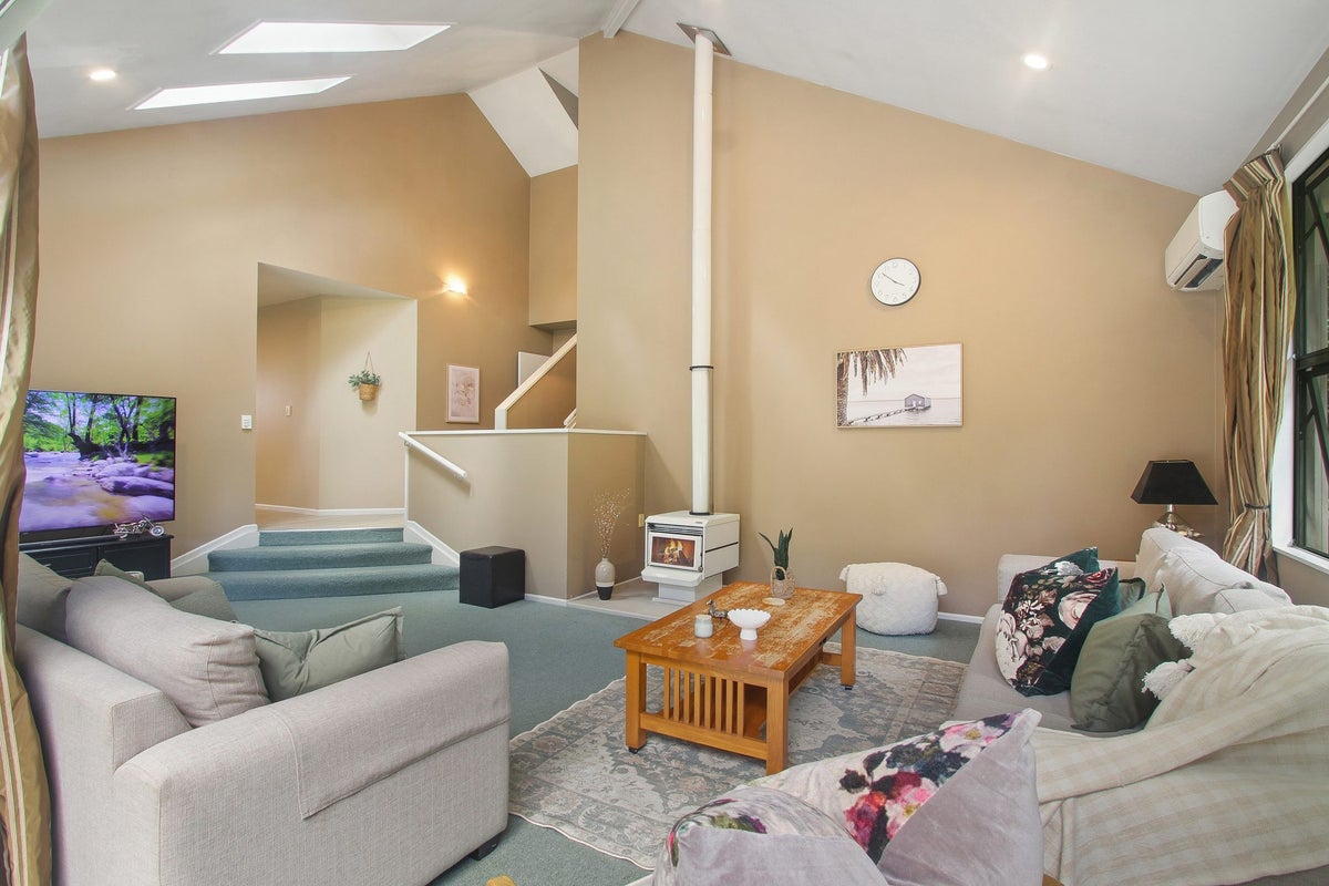 16A Kingsclere Place, Goodwood Heights, Auckland - Carousel 2