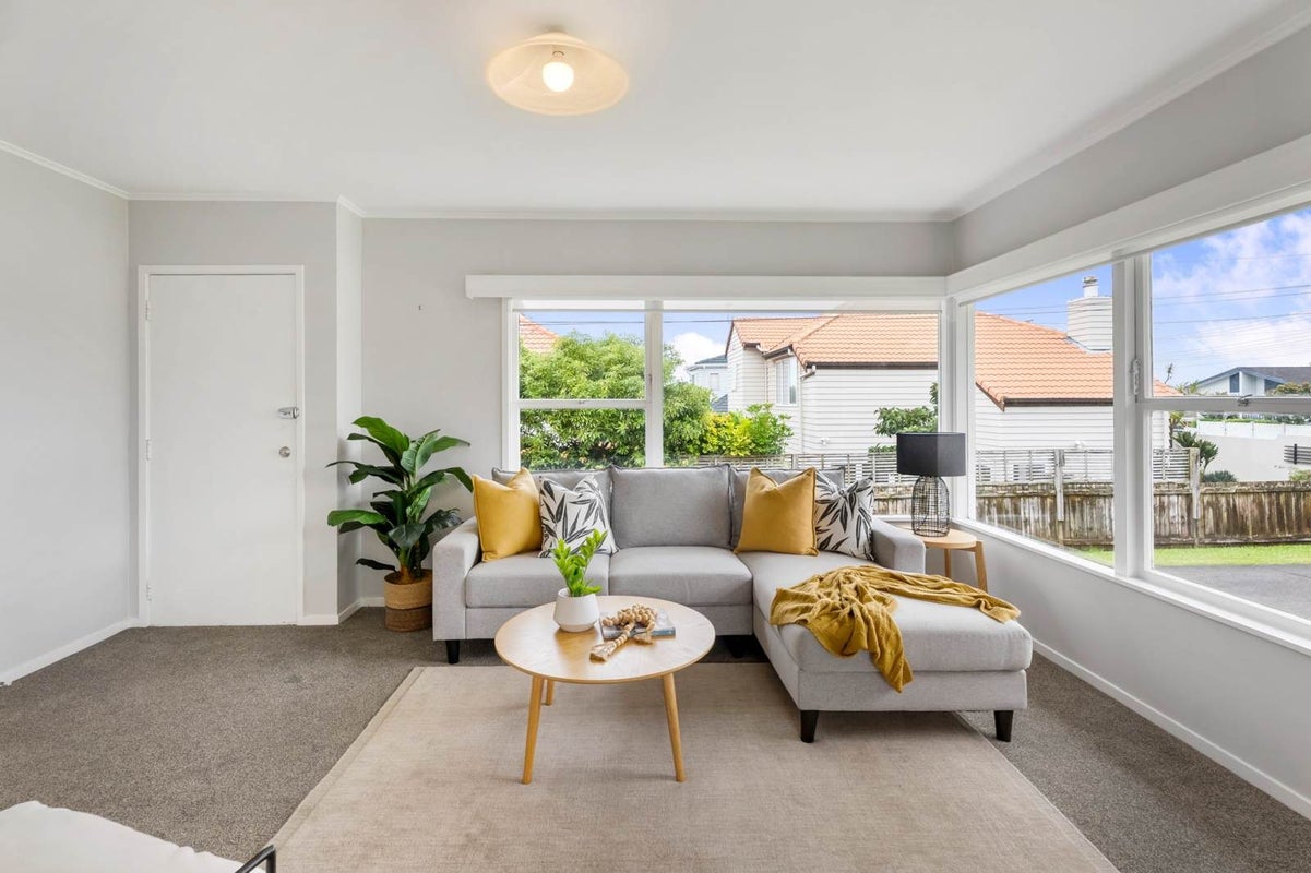 1/11 Dallinghoe Crescent, Milford, Auckland - Carousel 1