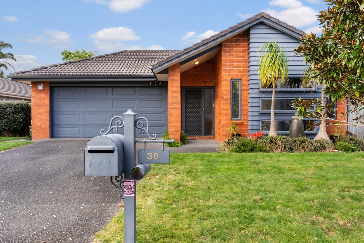 38 Stranraer Crescent, Wattle Downs, Auckland - Carousel 1