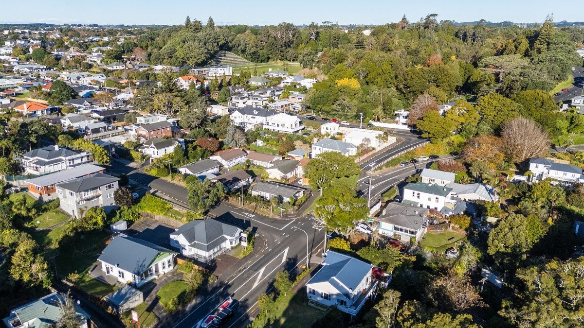 28 Carrington Street, New Plymouth, New Plymouth - Carousel 32