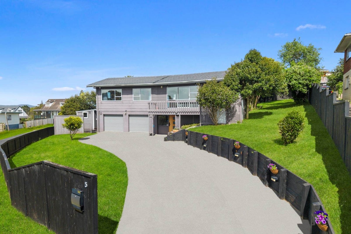 5 Cyclarama Crescent, Massey, Auckland - Carousel 2