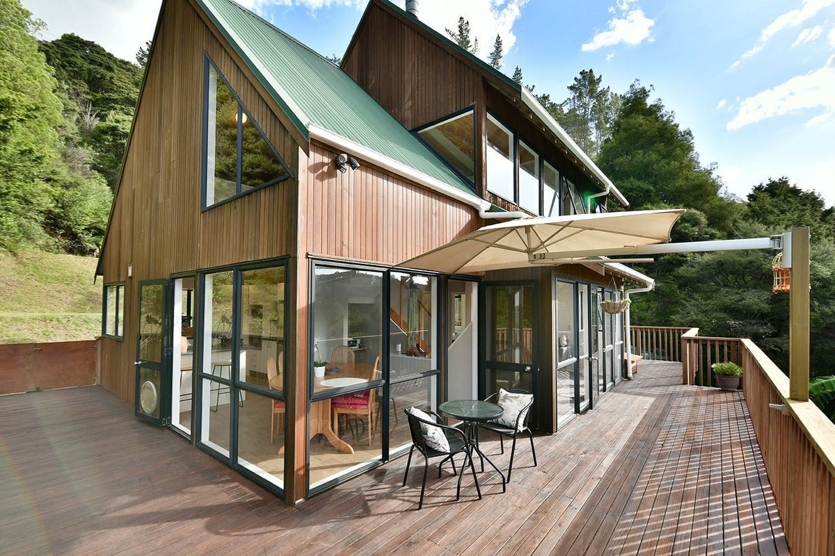 151 Noakes Hill Road, Silverdale - Carousel 1