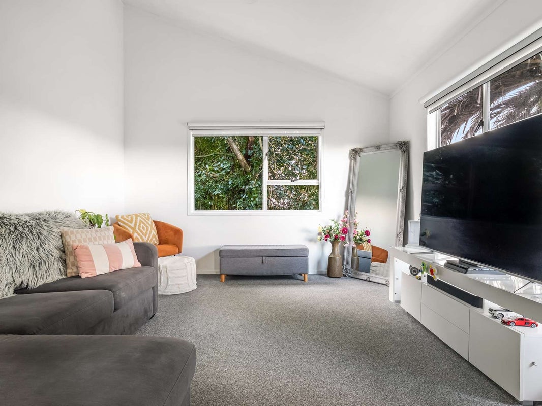 11 Beaudine Avenue, Glenfield, Auckland - Carousel 2
