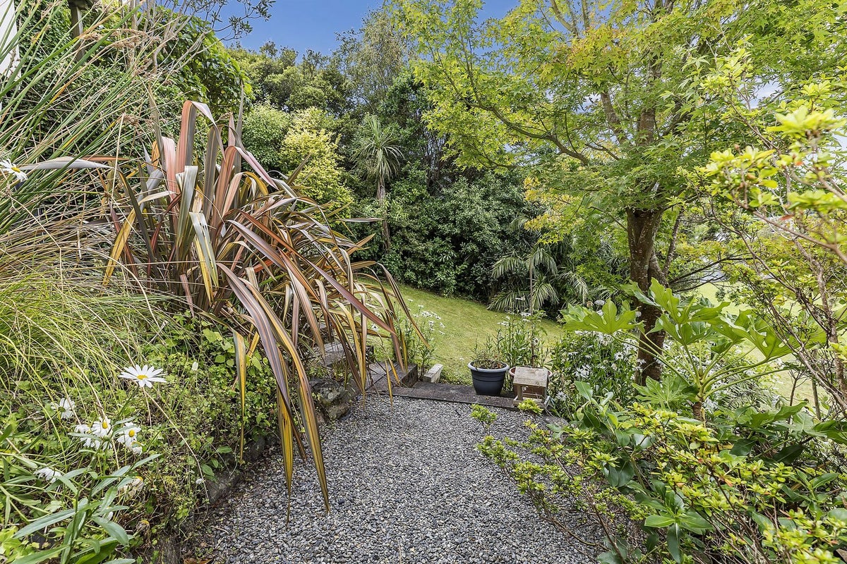 14 Mckeefry Grove, Tawa, Wellington - Carousel 26